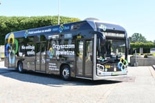 <p><strong>Na ulicach Wrocławia w 2022 r.&nbsp;</strong><strong>spotkać&nbsp;</strong><strong>można&nbsp;</strong><strong>było</strong><strong>&nbsp;autobus wodorowy wyprodukowany w Polsce. Zamiast spalin z jego rury wydechowej wydobywa się destylowana para wodna. Autobus ładuje się w 15 minut i na jednym ładowaniu może przejechać 450 kilometr&oacute;w.</strong></p>
<p>Ubiegłoroczne testy takiego autobusu są zaczątkiem do wprowadzenia ich na stałe kursy we Wrocławiu.&nbsp;</p>
<p>Fabryka autobus&oacute;w wodorowych ma być gotowa w 2023 r. i planuje produkcję ekologicznych autobus&oacute;w w ilości 100 sztuk rocznie.</p>