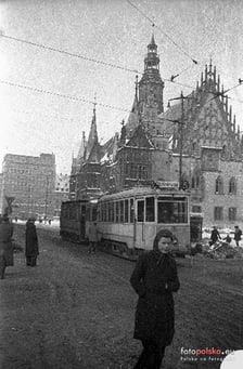 <p>Lata 1947-1949 , Pamiętacie jeszcze jak na Rynku jeździły tramwaje? Jeździly tam jeszcze pod koniec lat 70. ubiegłego stulecia.&nbsp;</p>