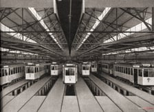 <p>Wnętrze hali w zajezdni tramwajowej "Dąbie" - lata 20. To jedna ze najstarszych zajezdni tramwajowych we Wrocławiu.</p>