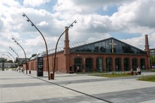 <p><strong><span style="color: #202124; font-family: arial, sans-serif; font-size: 16px;">Z</span>ajezdnią wybudowaną dla pierwszych tramwaj&oacute;w elektrycznych była znajdująca się przy ul.<span style="color: #202124; font-family: arial, sans-serif; font-size: 16px;">&nbsp;</span>Grabiszyńskiej. P<span style="color: #202124; font-family: arial, sans-serif; font-size: 16px;">owstała w 1893 r.</span></strong></p>
<p><span style="color: #202124; font-family: arial, sans-serif; font-size: 16px;"> Podczas oblężenia Festung Breslau ucierpiała najbardziej ze wszystkich. Po wojnie zmieniono jej charakter, przekształcono w autobusową. </span></p>
<p><span style="color: #202124; font-family: arial, sans-serif; font-size: 16px;">To od autobusu na tej zajezdni rozpoczął się strajk we Wrocławiu przeciwko komunistycznej dyktaturze, podczas narodzin Solidarności w 1980 r. - największego ruchu wolnościowego.</span></p>
<p><span style="color: #202124; font-family: arial, sans-serif; font-size: 16px;">Dziś znamy to miejsce jako Centrum Historii Zajezdnia, kt&oacute;ra przypomina r&oacute;wnież o jego historii.</span></p>
