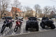 <p>Na zdjęciu nowe pojazdy, kt&oacute;re będą wykorzystywane przez policjant&oacute;w z Dolnego Śląska</p>
