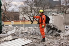 <p>Drugą metodą na sprawdzenie kierunku wiatru jest sypanie pudru, na zdjęciu Timasz Kwiatkowski</p>