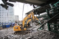 <p>Na zdjęciu: Wyburzanie wielopoziomowego parkingu przy ulicy Swobodnej, kt&oacute;ry stal tam od końca lat 90. ubiegłego wieku</p>