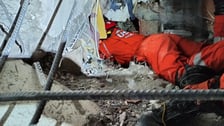 Polscy strażacy podczas akcji poszukiwawczo-ratowniczej w mieście Besni w Turcji 8.02.23