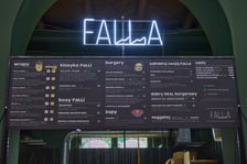 <p>FALLA - koncept kulinarny, kt&oacute;ry łączy nowoczesną kuchnię wegetariańską z elementami Bliskiego Wschodu. W menu m.in. wrapy, burgery, hummusy i zupy.</p>
<p><a href="https://halaswiebodzki.pl/foodcourt/falla/" target="_blank" rel="noopener">Menu dostępne jest na stronie Hali.</a></p>