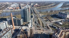 <p>Browary Wrocławskie powstały w miejscu, gdzie od początku XIX wieku istniał "Brauerei Pfeifferhof'', Carla Scholtza, a po 1945 r. Browar Piastowski. Historia tego miejsca została zachowana w nowym wydaniu powstającego tu od kilku lat osiedla.&nbsp;</p>