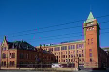 <p>Browary Wrocławskie powstały w miejscu, gdzie od początku XIX wieku istniał "Brauerei Pfeifferhof'', Carla Scholtza, a po 1945 r. Browar Piastowski. Historia tego miejsca została zachowana w nowym wydaniu powstającego tu od kilku lat osiedla.&nbsp;</p>