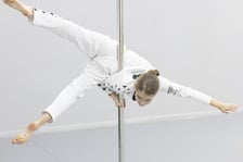 <p>Trenig pole dance&nbsp;</p>