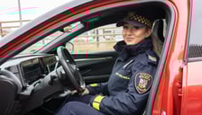 <h2>Jak wygląda rekrutacja do Straży Miejskiej we Wrocławiu</h2>
<p>W ramach postępowania kwalifikacyjnego zostaną przeprowadzone: testy sprawdzające sprawność fizyczną kandydata, rozmowa kwalifikacyjna lub testy kompetencyjne oraz badania lekarskie i psychologiczne.</p>
<p>Kandydaci zaproszeni do poddania się testowi sprawdzającemu sprawność fizyczną będą zobowiązani do okazania w dniu przeprowadzenia testu aktualnego zaświadczenia od lekarza medycyny rodzinnej lub lekarza internisty, stwierdzającego że kandydat może uczestniczyć w teście.</p>
<p>Zatrudnienie kandydat&oacute;w, kt&oacute;rzy pomyślnie przeszli proces rekrutacji, przewiduje się w miesiącach luty &ndash; marzec 2023 r. Szkolenie podstawowe może się odbyć we Wrocławiu lub innym ośrodku szkoleniowym na terenie Polski.</p>
<p>&nbsp;</p>
<h2>&nbsp;</h2>