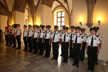 <h2><strong>Praca w Straży Miejskiej we Wrocławiu: rekrutacja</strong></h2>
<p>Straż Miejska Wrocławia rekrutują cały czas. Waldemar Forysiak, zastępca Komendanta Straży Miejskiej we Wrocławiu wylicza, że w styczniu, podczas pierwszego w tym roku naboru złożyło oferty prawie 30 os&oacute;b, 14 zakwalifikowano na test sprawnościowy, a egzamin sprawnościowy zdało 8.</p>
<p>Pod koniec lutego 2023 r Straż Miejska (SM)ogłosi kolejny nab&oacute;r. Warto więc śledzić stronę internetową SM (także na Facebbooku), bo tam znajdą się najnowsze informacje w tej sprawie.</p>