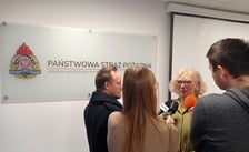 Dolnośląscy strażacy ratownicy po powrocie z misji w Turcji. Grażyna Krause z dziennikarzami