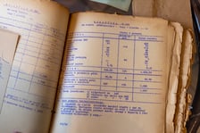 <p>Na zdjęciu archiwalny zeszyt z przepisami (tu akurat ciasto p&oacute;łfrancuskie), kt&oacute;ry należał do założyciela cukierni Mariana Tyszki</p>