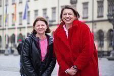 <p>Karina Szymańska-Szewczyk (z prawej) i Natalia, Ukrainka, kt&oacute;rej udzieliła schronienia we Wrocławiu</p>