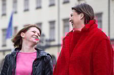 <p>Karina Szymańska-Szewczyk (z prawej) i Natalia, Ukrainka, kt&oacute;rej udzieliła schronienia we Wrocławiu</p>