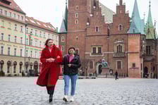 <p>Karina Szymańska-Szewczyk (z lewej) i Natalia, Ukrainka, kt&oacute;rej udzieliła schronienia we Wrocławiu</p>