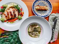 <p>ORZO&nbsp;<span style="font-family: 'Times New Roman', serif; font-size: 18.6667px;">&ndash;</span>&nbsp;adres: plac Nowy Targ 28.</p>
<p><strong>Menu A</strong></p>
<ul>
<li>Przystawka: Vegan Yellow Broth - ż&oacute;łty bulion warzywny z curry, mleko kokosowe, makaron ryżowy, świeża kolendra, roślinny kurczak;</li>
<li>Danie gł&oacute;wne: Vegan ORZOtto - makaron ORZO, borowiki, cebula, czosnek, roślina śmietana, natka pietruszki;</li>
<li>Deser: Vegan Cannoli Siciliana - cannoli, roślinny krem, karmel marakujowy, puder z pistacji.</li>
</ul>
<p><strong>Menu B</strong></p>
<ul>
<li>Przystawka: Angus Wonton - pierożki wonton z sezonowaną wołowiną rasy Angus, bulion mięsny, pieczona cebula z tymiankiem, białe wino, natka pietruszki;</li>
<li>Danie gł&oacute;wne: Lemon Chicken - soczysta pierś z kurczaka sous-vide w sojowej cytrusowej marynacie, ziemniaczane pur&eacute;e tymiankowe, cytrusowy sos pomidorowy, czarna soczewica, kalafior romanesco, oliwa ziołowa, cebula piklowana, kiełki grochu, sałata freza;</li>
<li>Deser: Cannoli Siciliana - cannoli, mascarpone, puder z pistacji.</li>
</ul>