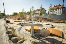 <p><strong>Nabrzeża Oławy na Przedmieściu Oławskim wypiękniały w ostatnich latach, zwłaszcza na odcinku wzdłuż Żabiej Ścieżki, gdzie dojść można z ulicy Traugutta.</strong></p>
<p>Powstał tam kilka lat temu kolejny wyjątkowy plac zabaw. Wodny Plac Zabaw, jak sama nazwa wskazuje ma wiele wsp&oacute;lnego z zabawą woda właśnie. To miejsce wrocławianom bardzo się spodobało, mimo że trzeba wodę do zabawy samodzielnie sobie napompować specjalnie zamontowaną tam pompą.&nbsp;</p>
<p>Nabrzeża Oławy są zielone i jest to też świetne miejsce do spacerowania, albo pojeżdżenia na wrotkach po znajdującym się w pobliżu torze wrotkarskim.</p>
<p>&nbsp;</p>
<p>&nbsp;</p>
<p>Zobacz na mapie, gdzie znajduje się Wodny Plac Zabaw<iframe style="border-width: 0px; border-style: initial;" src="https://www.google.com/maps/embed?pb=!1m18!1m12!1m3!1d626.3449402606982!2d17.05493057133872!3d51.10145313210031!2m3!1f0!2f0!3f0!3m2!1i1024!2i768!4f13.1!3m3!1m2!1s0x470fc331ea90ddef%3A0xc062a35ff7b88eca!2sWodny%20Plac%20Zabaw!5e0!3m2!1spl!2spl!4v1677248668544!5m2!1spl!2spl" width="600" height="450" allowfullscreen="allowfullscreen"></iframe></p>