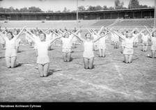 Na zdjęciu widać sportowców na Stadionie Olimpijskim we Wrocławiu. Zdjęcia pochodzą z lat 1945-50
