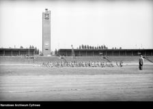 Na zdjęciu widać sportowców na Stadionie Olimpijskim we Wrocławiu. Zdjęcia pochodzą z lat 1945-50