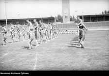 Na zdjęciu widać sportowców na Stadionie Olimpijskim we Wrocławiu. Zdjęcia pochodzą z lat 1945-50