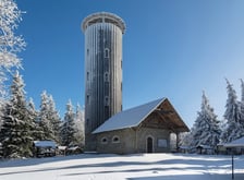 <h3><strong>Wieża widokowa na Bor&oacute;wkowej G&oacute;rze</strong></h3>
<ul>
<li>znajduje się niedaleko Lądka Zdr&oacute;j&nbsp;&ndash; po czeskiej stronie granicznego szczytu Bor&oacute;wkowa w G&oacute;rach Złotych;</li>
<li>Bor&oacute;wkowa ma wysokość 902 m n.p.m;</li>
<li>to jednym z najlepszych punkt&oacute;w widokowych na Ziemi Kłodzkiej &ndash; widać stąd całe Przedg&oacute;rze Sudeckie, Karkonosze ze Śnieżką oraz wszystkie pasma g&oacute;rskie Ziemi Kłodzkiej;</li>
<li>wstęp bezpłatny.</li>
</ul>