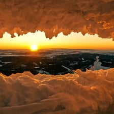 WOM Śnieżka (Wysokogórskie Obserwatorium Meteorologiczne). Przy pięknej pogodzie i dobrej widzialności ze Śnieżki można podziwiać widoki na odległość kilkudziesięciu kilometrów.