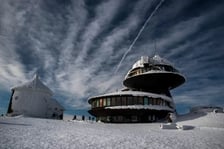 WOM Śnieżka (Wysokogórskie Obserwatorium Meteorologiczne). Przy pięknej pogodzie i dobrej widzialności ze Śnieżki można podziwiać widoki na odległość kilkudziesięciu kilometrów.