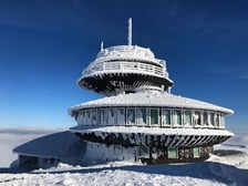 WOM Śnieżka (Wysokogórskie Obserwatorium Meteorologiczne). Przy pięknej pogodzie i dobrej widzialności ze Śnieżki można podziwiać widoki na odległość kilkudziesięciu kilometrów.