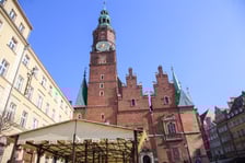 <p>Na zdjęciu: pierwsze ogr&oacute;dki gastronomiczne otwierają się na wrocławskim Rynku</p>
