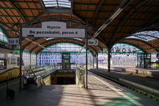 <p>Dworzec Wrocław Gł&oacute;wny wciąż zadziwia pięknem architektury i detalami, a także pięknymi wnętrzami</p>