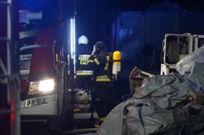 <p>na zdjęciu: Akcja gaśnicza w Kiełczowie, trwała ponad 10 godzin. Teren jest sprawdzany pod kątem zatrucia środowiska szkodliwymi substancjami z płonących akumulatr&oacute;w i baterii</p>