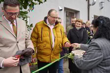 <p>Przygotowania do uroczystego przecięcia wstęgi&nbsp;</p>