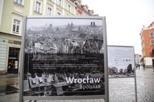 <p>Na zdjęciu: Wystawa fotograficzna poświęcona zniszczonym miastom europejskim</p>