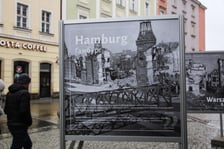 <p>Na zdjęciu: Wystawa fotograficzna poświęcona zniszczonym miastom europejskim</p>