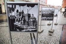 <p>Na zdjęciu: Wystawa fotograficzna poświęcona zniszczonym miastom europejskim</p>