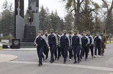 <p>Patronem Akademii Wojsk Lądowych jest gen. Tadeusz Kościuszko. Jego pomnik stoi tuż przed placem apelowym, centrum wydarzeń w dniu otwartym na uczelni&nbsp; &nbsp;</p>
