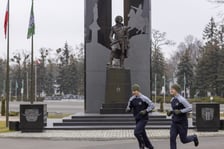 <p>Plac apelowy to serce uczelni, tu odbywają się uroczystości i pokazy, wok&oacute;ł niego studenci r&oacute;wnież trenują&nbsp;</p>
