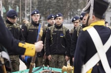 <p class="MsoNormal">Na dzień otwarty na AWL przyjechali uczniowie z całej Polski: Warszawy, Czeladzi, Bielsko-Białej. Większość chodzi do szkoły średniej o profilu wojskowym.</p>