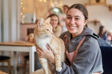 Kot Cafe . Kocia kawiarnia we Wrocławiu. Na zdjęciu Ola i jeden z kotów