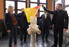 <p>Odsłonięcie popiersia węgierskiego kr&oacute;la Macieja Korwina</p>