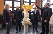 <p>Odsłonięcie popiersia węgierskiego kr&oacute;la Macieja Korwina</p>