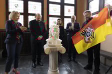 <p>Odsłonięcie popiersia węgierskiego kr&oacute;la Macieja Korwina</p>