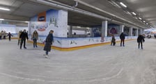 <p>Goście jeżdżący na łyżwach na lodowisku Tarczyński Arena (zdjęcie ilustracyjne)</p>