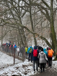 <p>Uczestnicy Dolnośląskiego Marszu Mocy podczas wędr&oacute;wki na Ślężę</p>