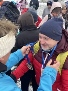 <p>Każdy uczestnik Dolnośląskiego Marszu Mocy otrzymał medal</p>