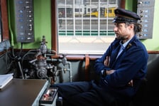 <p class="MsoNormal">Pociąg retro na peronie Dworca Gł&oacute;wnego we Wrocławiu</p>