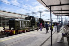 <p class="MsoNormal">Pociąg retro na peronie Dworca Gł&oacute;wnego we Wrocławiu</p>
