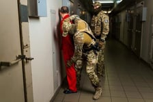 <h2>Czy pracownik służby więziennej ma dodatkowy urlop?</h2>
<ul>
<li>Dodatkowy urlop &ndash; po 10 latach to 31 dni urlopu, po 15 latach &ndash; 35 dni, po 20 latach &ndash; 39 dni.</li>
<li>Urlop szkoleniowy &ndash; to aż 21 dni w ciągu roku jeśli studiujesz.</li>
<li>Nabycie praw emerytalnych po 25 latach służby &ndash; jeżeli przyjdziesz jako dwudziestopięciolatek to wieku 50 lat będziesz m&oacute;gł/mogła odejść na emeryturę. A jeżeli zdecydujesz się zostać dostajesz dodatek 1500 złotych. Jeśli zostaniesz 28,5 roku otrzymasz dodatek w kwocie 2500 złotych.</li>
</ul>