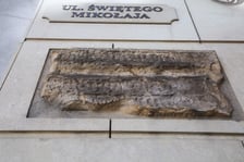 <p>Wystawiony na sprzedaż Times - zabytkowy budynek dawnego szpitala, w kt&oacute;rym znajdują się obecnie przestrzenie biurowo-usługowe</p>