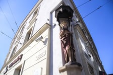 <p>Wystawiony na sprzedaż Times - zabytkowy budynek dawnego szpitala, w kt&oacute;rym znajdują się obecnie przestrzenie biurowo-usługowe</p>